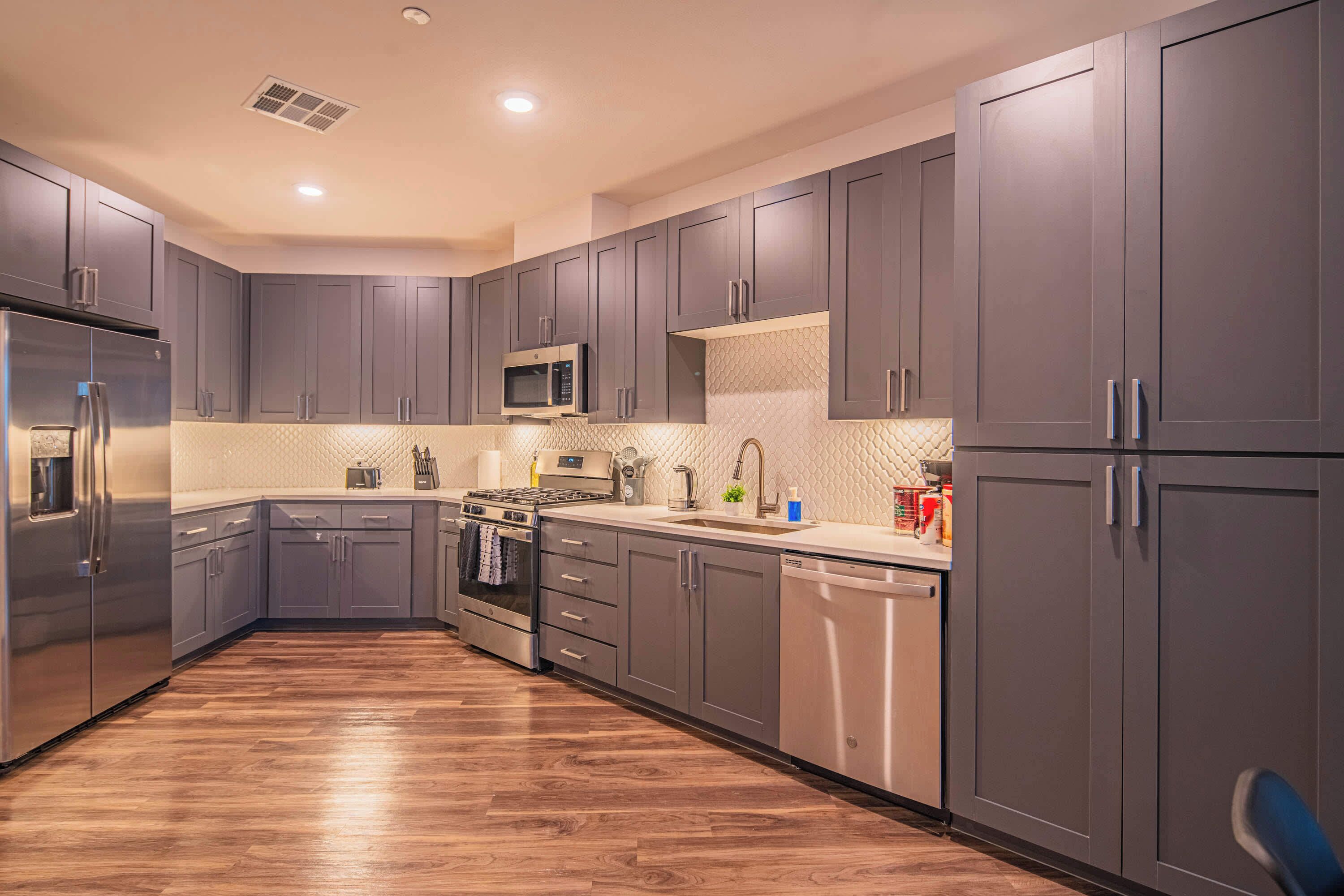 Geladeira, micro-ondas, fogão, cooktop