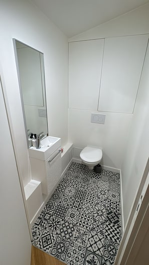Serviettes fournies, papier toilette
