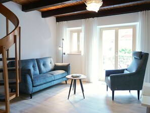 Living area - Stunning private villa for 4 people with WIFI, terrace and panoramic view (Roveredo)