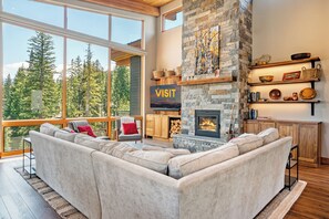 Una Smart TV, una chimenea, un reproductor estéreo