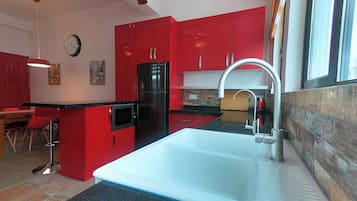 Microondas, horno, placa de cocina