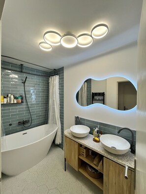 Sèche-cheveux, serviettes fournies, savon, papier toilette