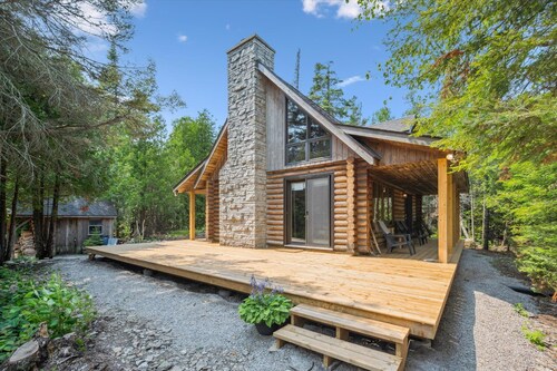 Disconnect from it all at Stonewood, a cozy log chalet nestled in cedar forest on Georgian Bay. Enjoy a private shoreline, wraparound deck, wood stove, and access to kayaks, and trails. Peace, comfort, and adventure await in Cape Chin South.