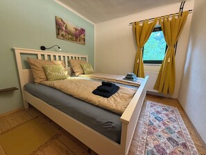 2 bedrooms, iron/ironing board, WiFi, bed sheets