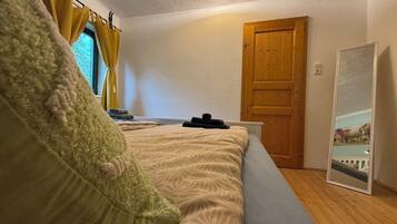 2 bedrooms, iron/ironing board, WiFi, bed sheets