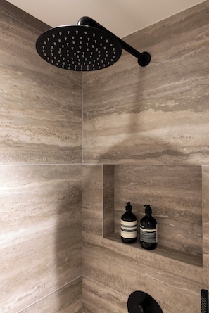 Casa | Comodidades do banheiro | Secador de cabelo, toalhas de banho, shampoo