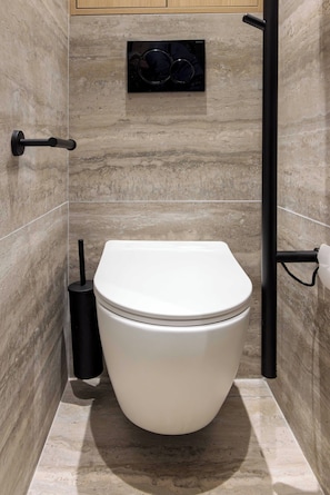 Casa | Banheiro | Secador de cabelo, toalhas de banho, shampoo