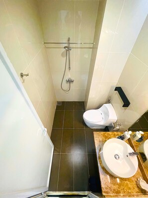 Comfort Apartment, City View | Bathroom | Free toiletries, slippers, soap, shampoo