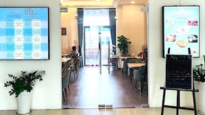 La entrada al restaurante Golden King, con un panel de menú a la izquierda y un menú en una pizarra a la derecha.