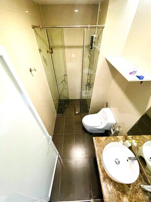 Comfort Apartment | Bathroom | Free toiletries, slippers, bidet, soap - Diamond Suite Golden King  (Ho Chi Minh City)