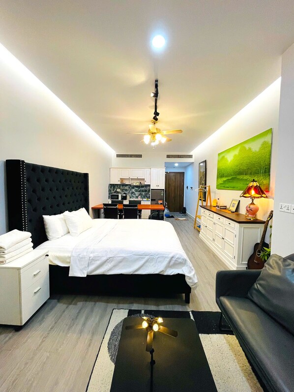 Comfort Apartment, City View | Peralatan tempat tidur hipoalergenik, dihias secara berasingan 