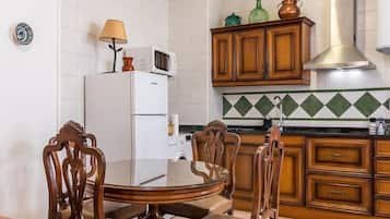 Frigorífico, microondas, cafetera o tetera y tostadora