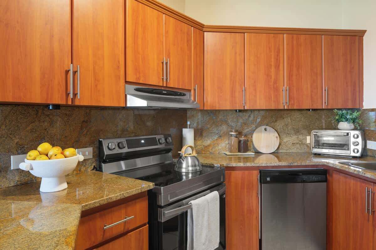 Kjøleskap, mikrobølgeovn, ovn og kokeplater