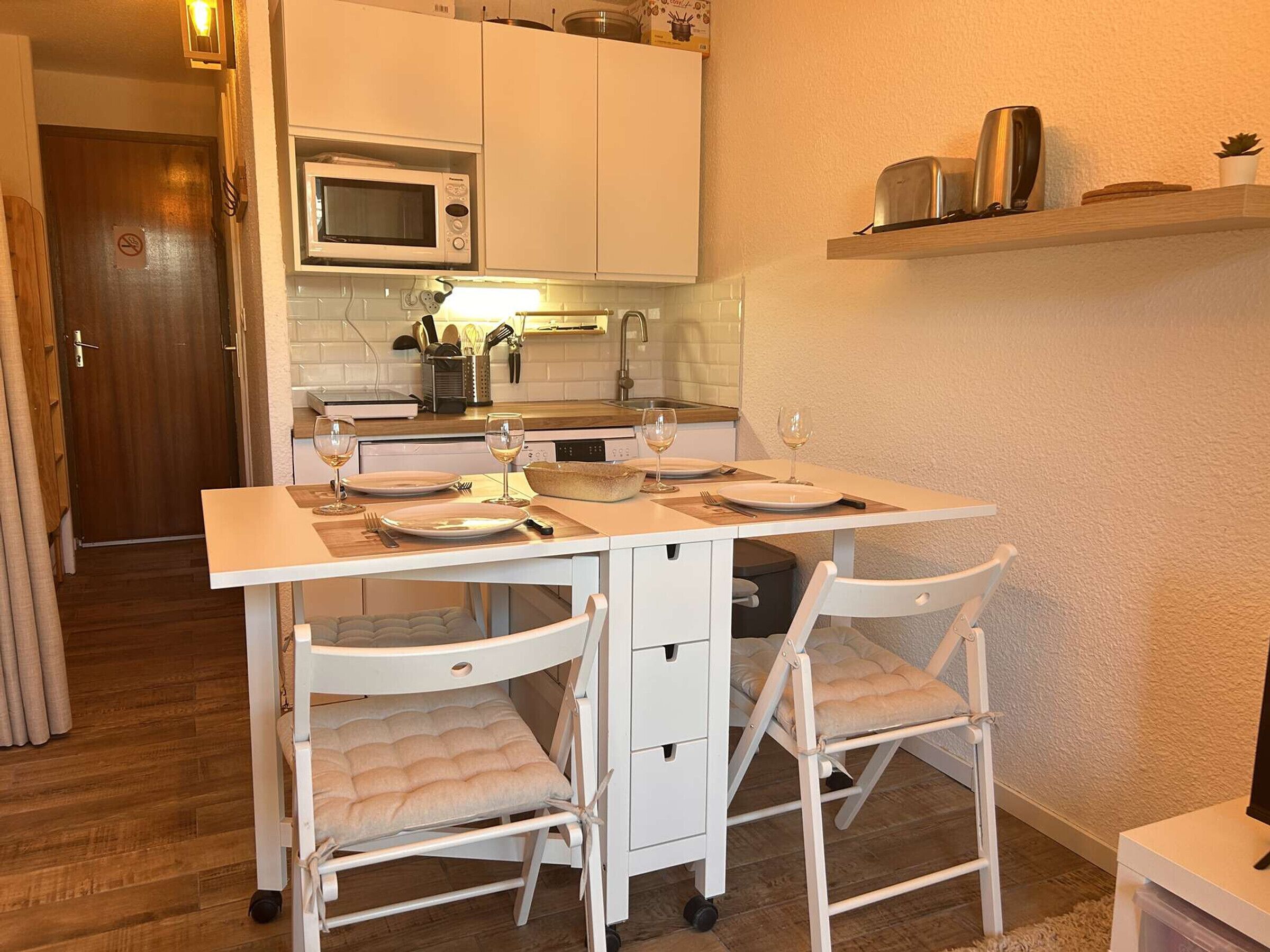 Kühlschrank, Mikrowelle, Herdplatte, Geschirrspüler