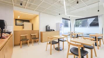 Petit déjeuner en libre-service compris tous les jours
