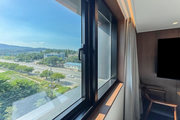 Desk, laptop workspace, free WiFi