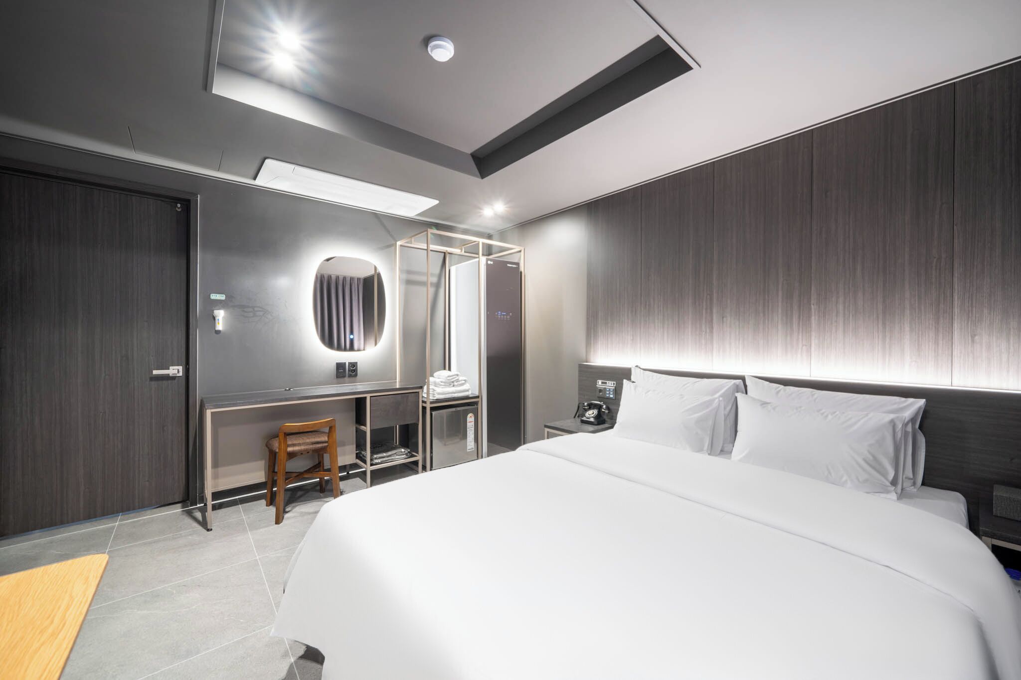 Deluxe Room, Mountain View | Desk, laptop workspace, free WiFi