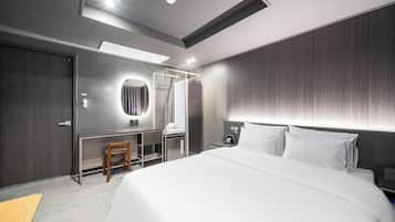 Deluxe Room, Mountain View | Desk, laptop workspace, free WiFi