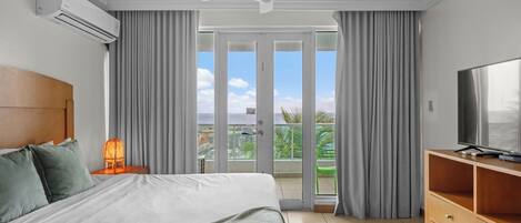 1 chambre, bureau, fer et planche à repasser, lit parapluie