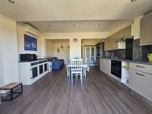TV - Renovated T2 with garden and parking in Balaruc-les-Bains (Balaruc-les-Bains)