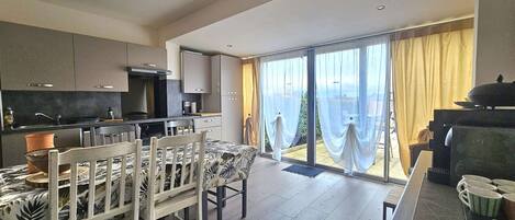 Réfrigérateur, four à micro-ondes, un four, surface de cuisson