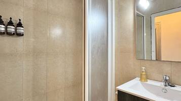 Een haardroger, een bidet, handdoeken, zeep