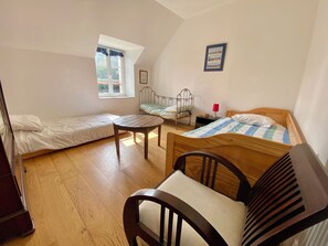 5 bedrooms, iron/ironing board, Internet