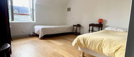 5 bedrooms, iron/ironing board, internet