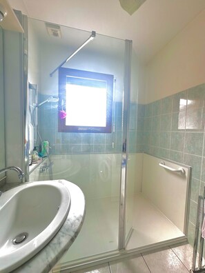 Shower, hair dryer, towels, soap - Villa des Oyats - Contis Plage (Saint-Julien-en-Born)