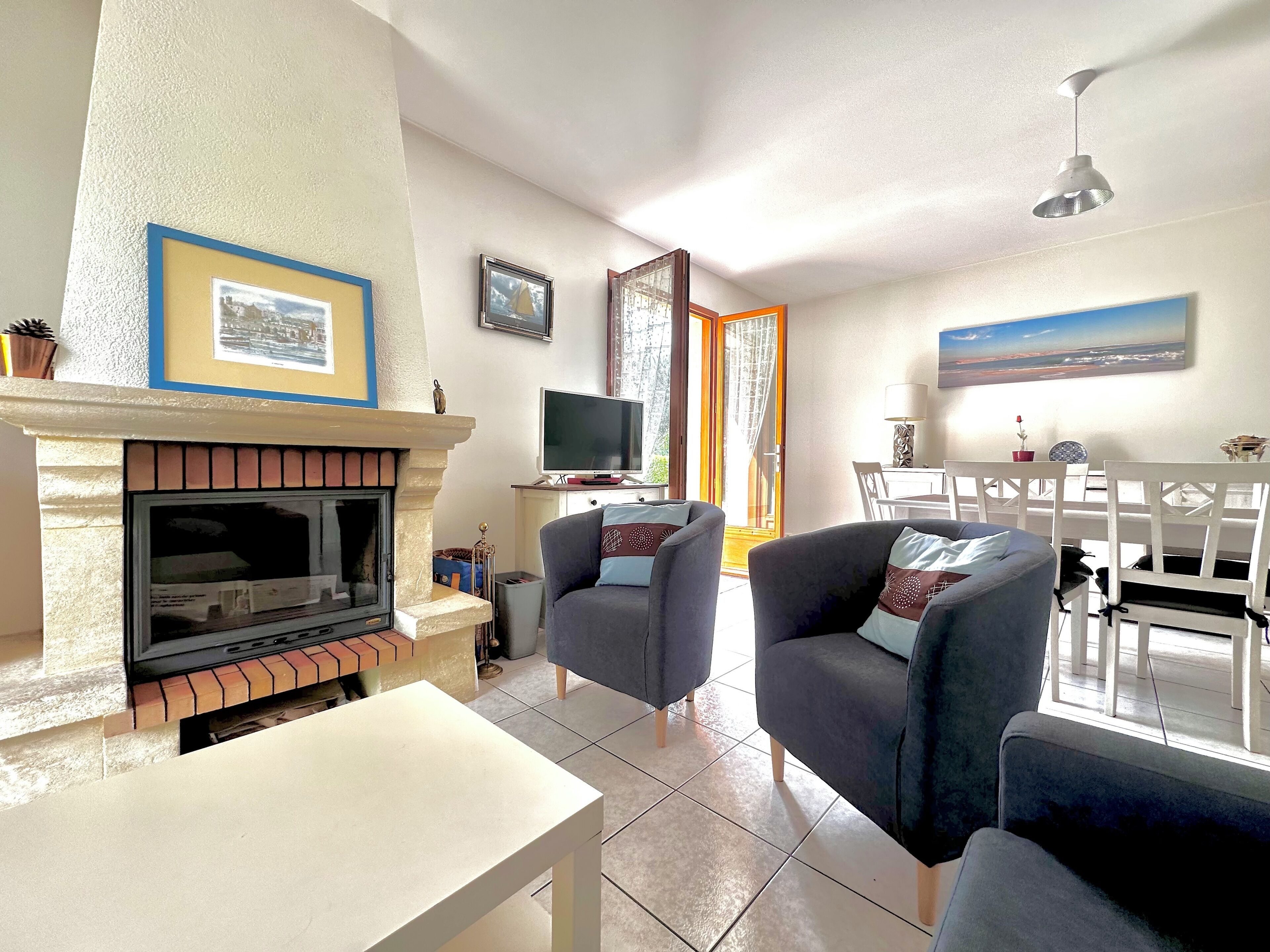 Télévision, cheminée