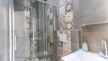 Douche, sèche-cheveux, bidet, serviettes fournies