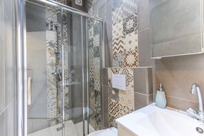 Dusche, Haartrockner, Bidet, Handtücher