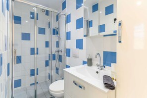 Shower, hair dryer, bidet, towels