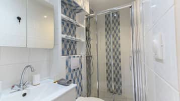 Douche, sĂšche-cheveux, bidet, serviettes fournies