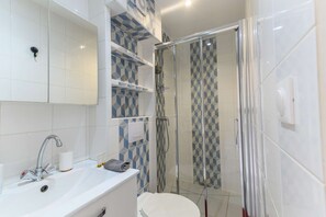 Regadera, secadora de cabello, bidet, toallas