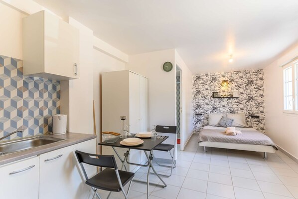 1 habitación, wifi y ropa de cama