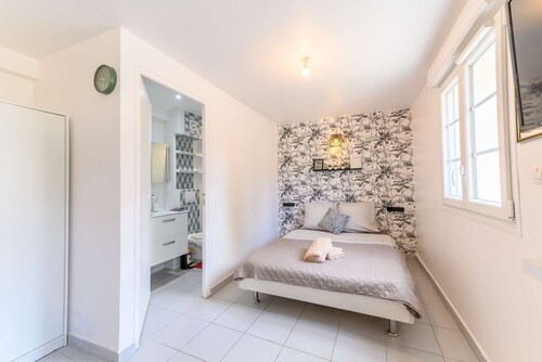 Come and discover the cocoon of l'impasse in Tremblay en France with our Deluxe studio!