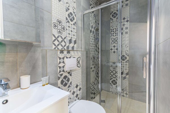 Douche, articles de toilette (gratuits), séchoir à cheveux, bidet
