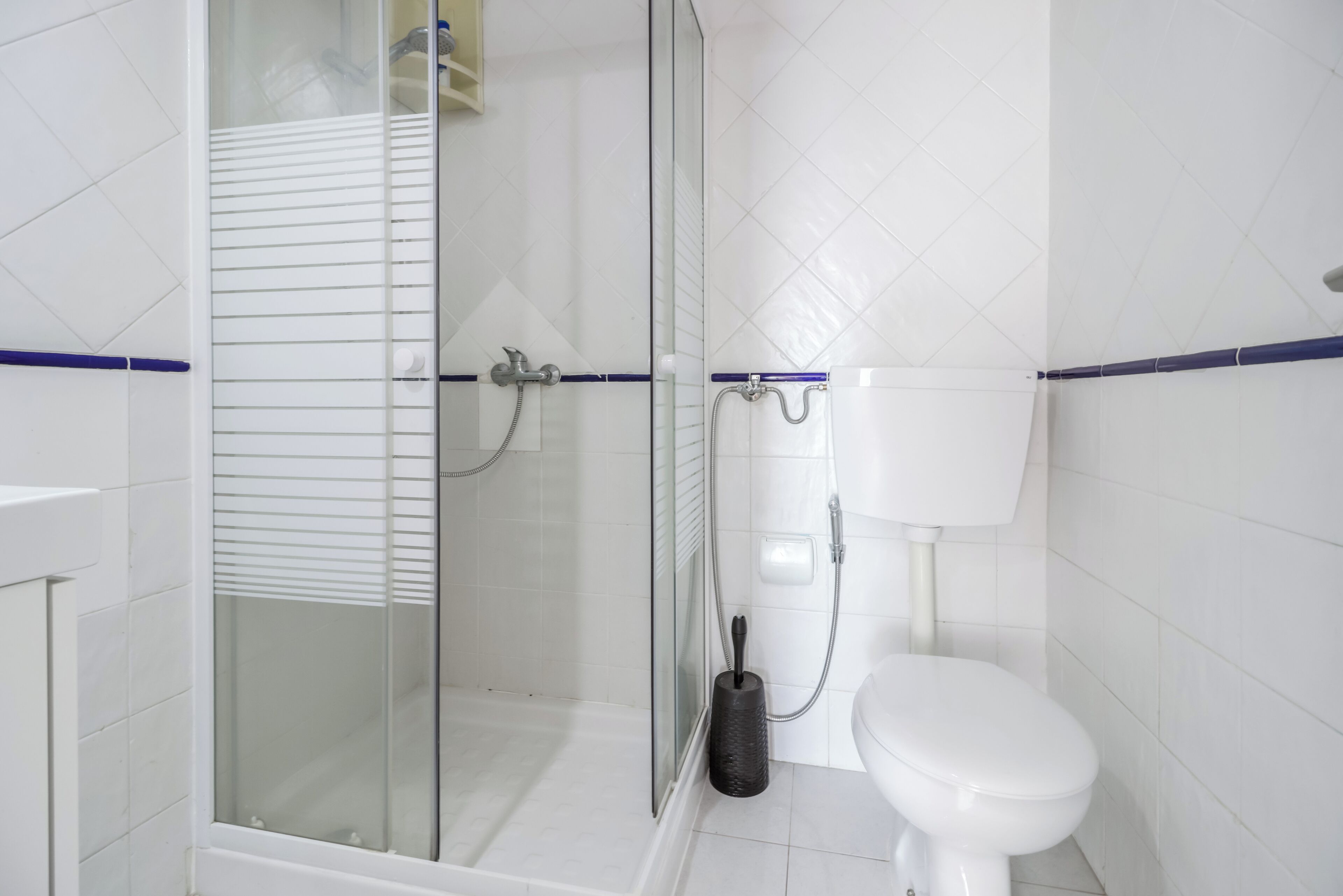 Sèche-cheveux, serviettes fournies, savon, papier toilette