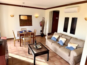 House | Living room - Charming Apartment Near Atlantic Ocean (Lagoa)