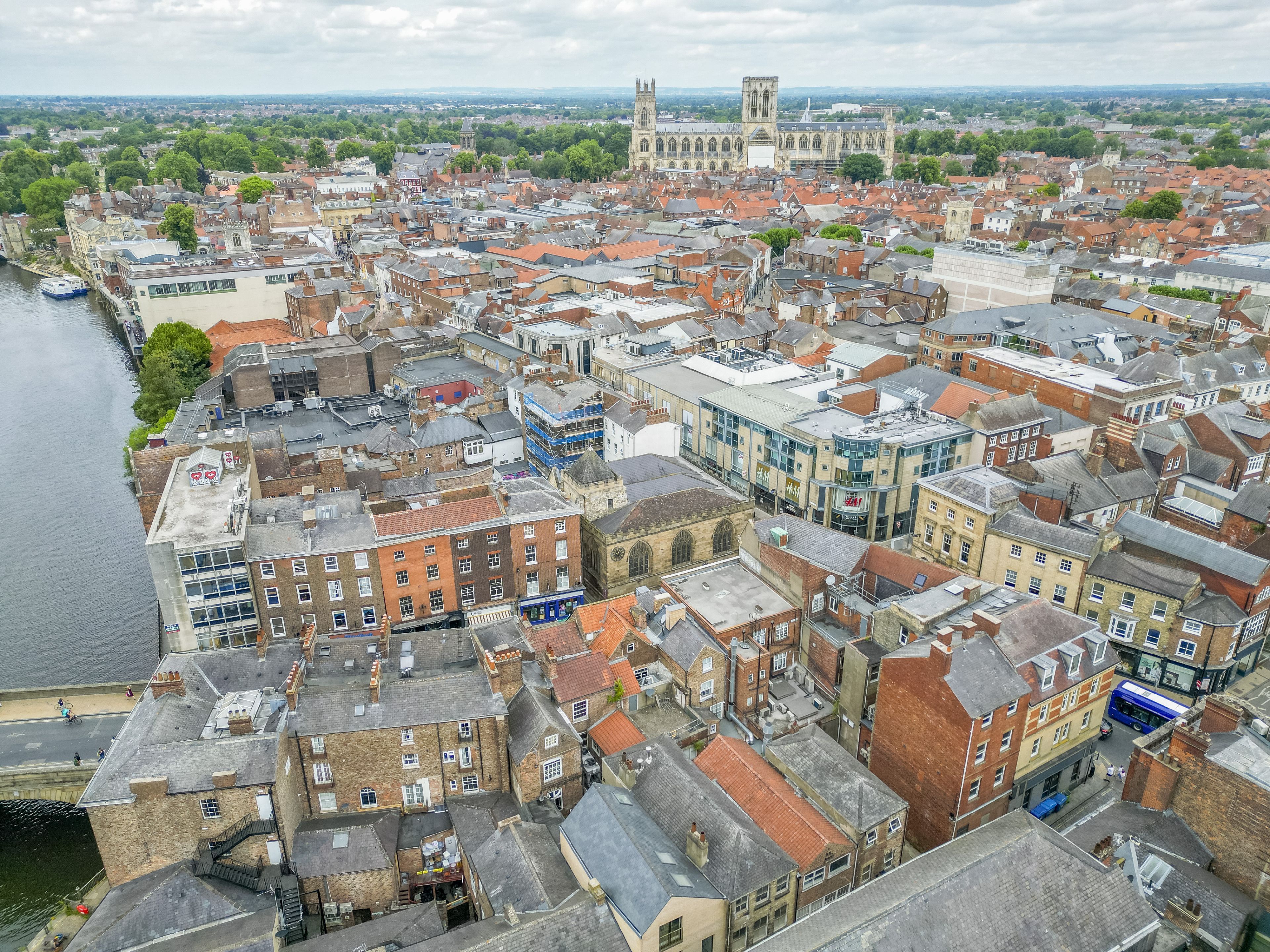 Une vue urbaine avec une cathédrale imposante et une rivière.