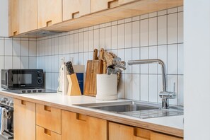 Mikrobølgeovn, ovn, kokeplater og oppvaskmaskin