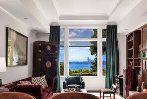 Televisión, libros y oficina 