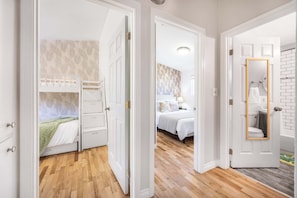 2 habitaciones, escritorio, tabla de planchar con plancha y wifi