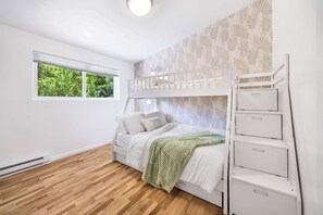 2 bedrooms, desk, iron/ironing board, WiFi