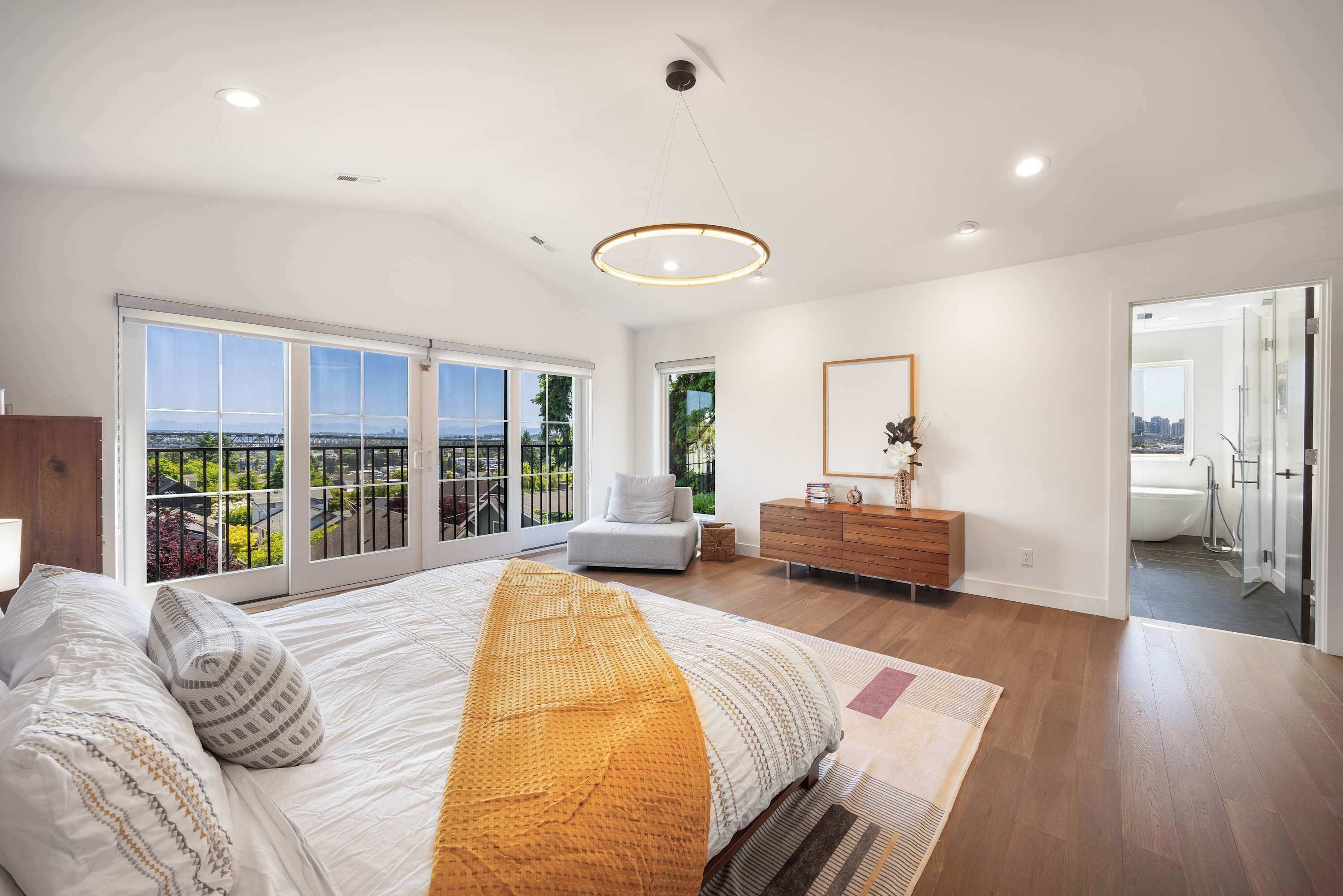 4 bedrooms, desk, iron/ironing board, WiFi