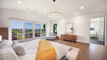 4 bedrooms, desk, iron/ironing board, WiFi