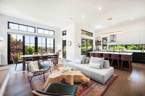 Televisión, chimenea, libros, oficina