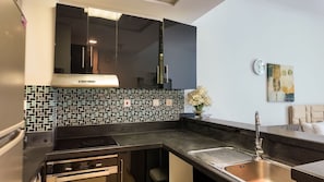Estúdio, vista para a cidade | Cozinha privada | Geladeira grande, micro-ondas, fogão, cooktop
