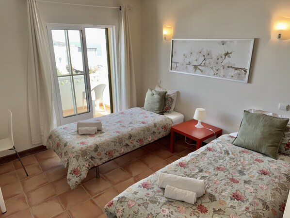 House | 2 bedrooms, iron/ironing board - Nice Holiday Home in Benagil Near sea (Lagoa)